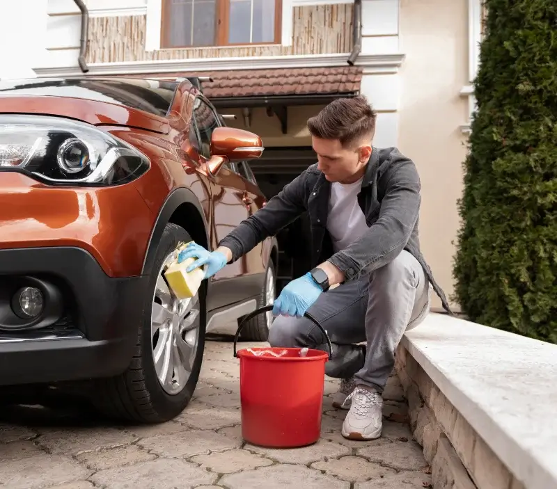 Lavage auto à domicile Montreuillon : professionnel intervenant sur un véhicule
